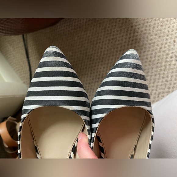 Express black and white stripped slides - Picture 2 of 2